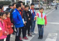 郑州市二七区佛岗小学组织少先队志愿者指挥交通