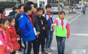 郑州市二七区佛岗小学组织少先队志愿者指挥交通