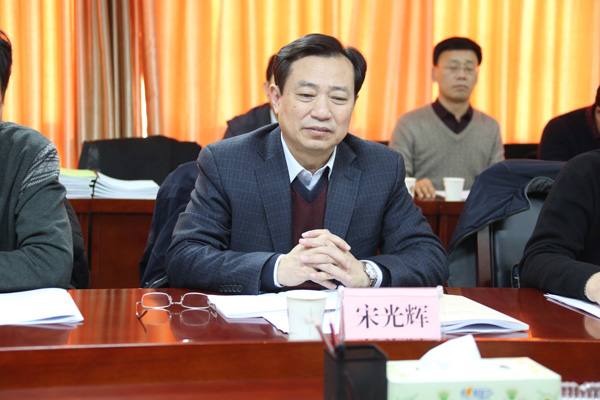 考核组组长宋光辉听取工作汇报